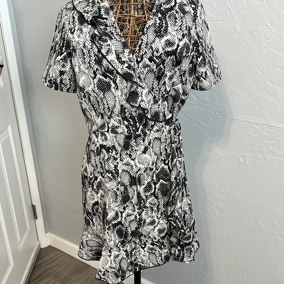 Speechless Women’s Black and White Snake Print Dress. Side tie, zip. Size Large - Picture 1 of 7